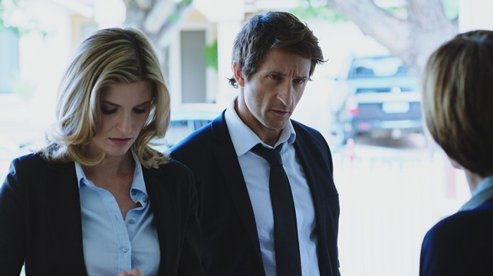 Robbie (Jonathan LaPaglia) and Jane (Viva Bianca) follow a lead