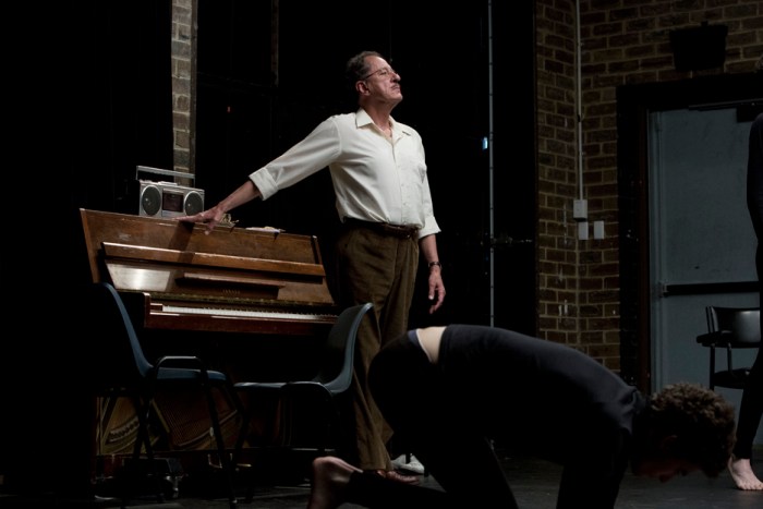 Barry (Geoffrey Rush)